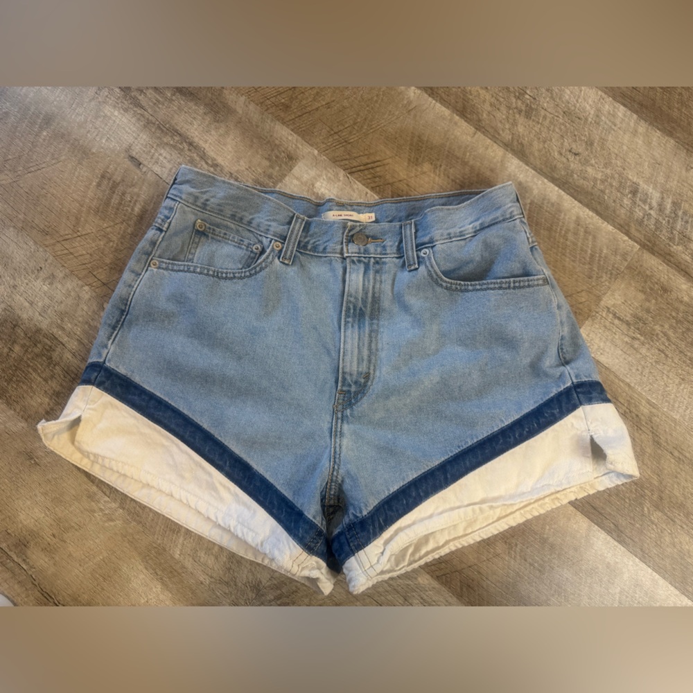 Levi’s A-line jean shorts size 31, cute slimming detail w dark and white denim